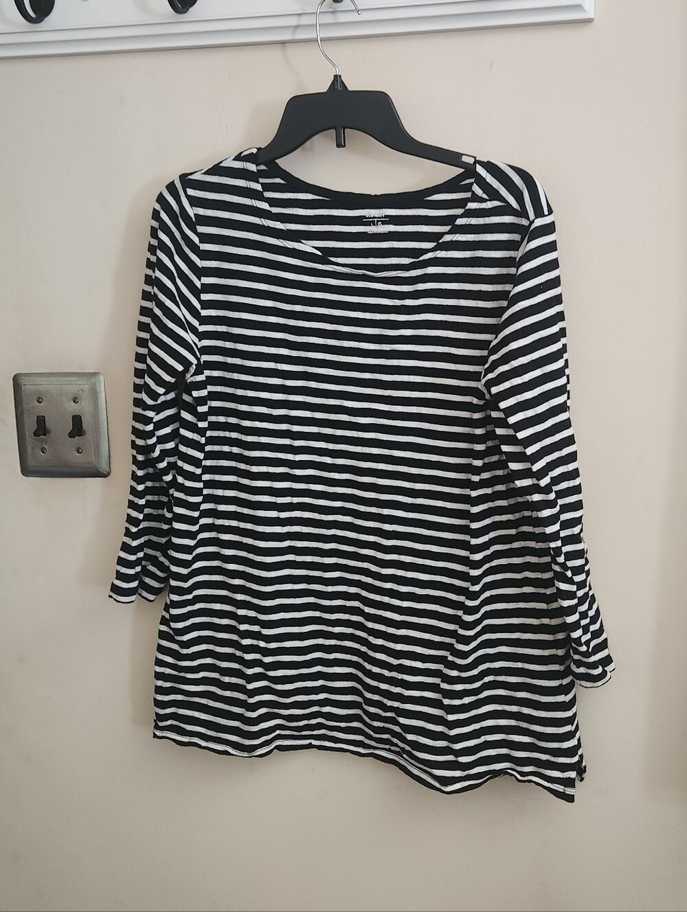 🎉 Black & White 3/4 Sleeve Shirt